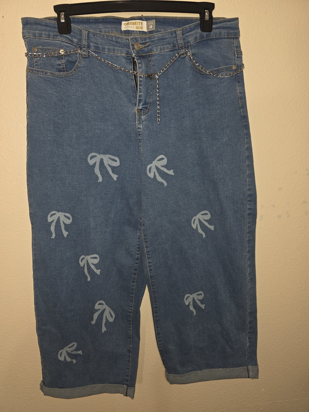 Celebrity Ace Women's Plus Size 18 Bow Print Denim Capris with Chain Belt